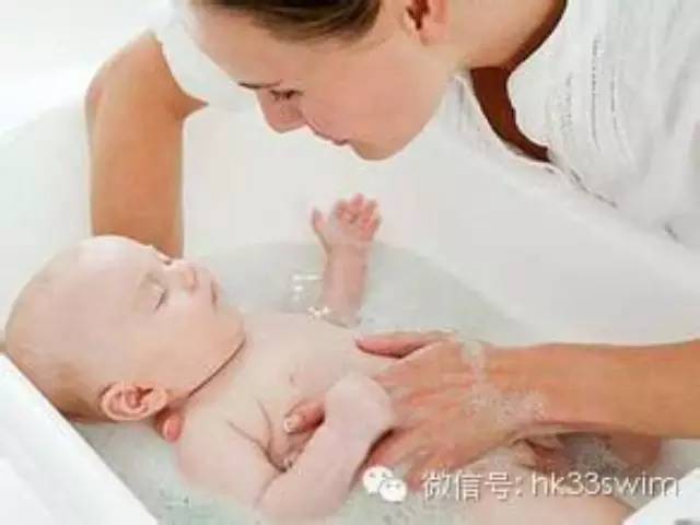 如何給新生兒洗澡？給新生兒洗臉洗頭的注意