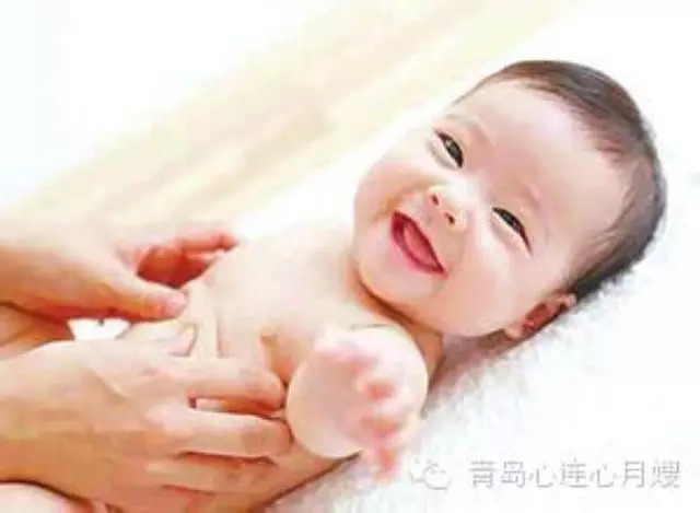 新生兒洗澡后怎樣做撫觸