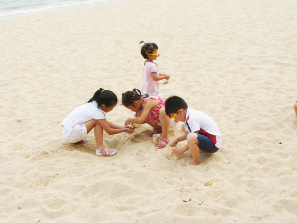 “小孩子玩泥沙”有益成長